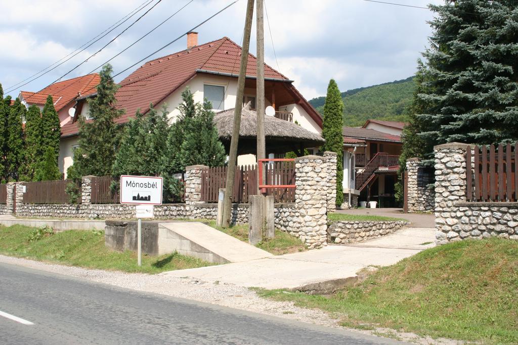 Horvath Vendeghaz Hotel Monosbel Екстериор снимка