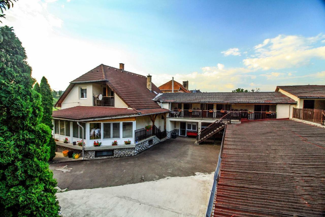 Horvath Vendeghaz Hotel Monosbel Екстериор снимка